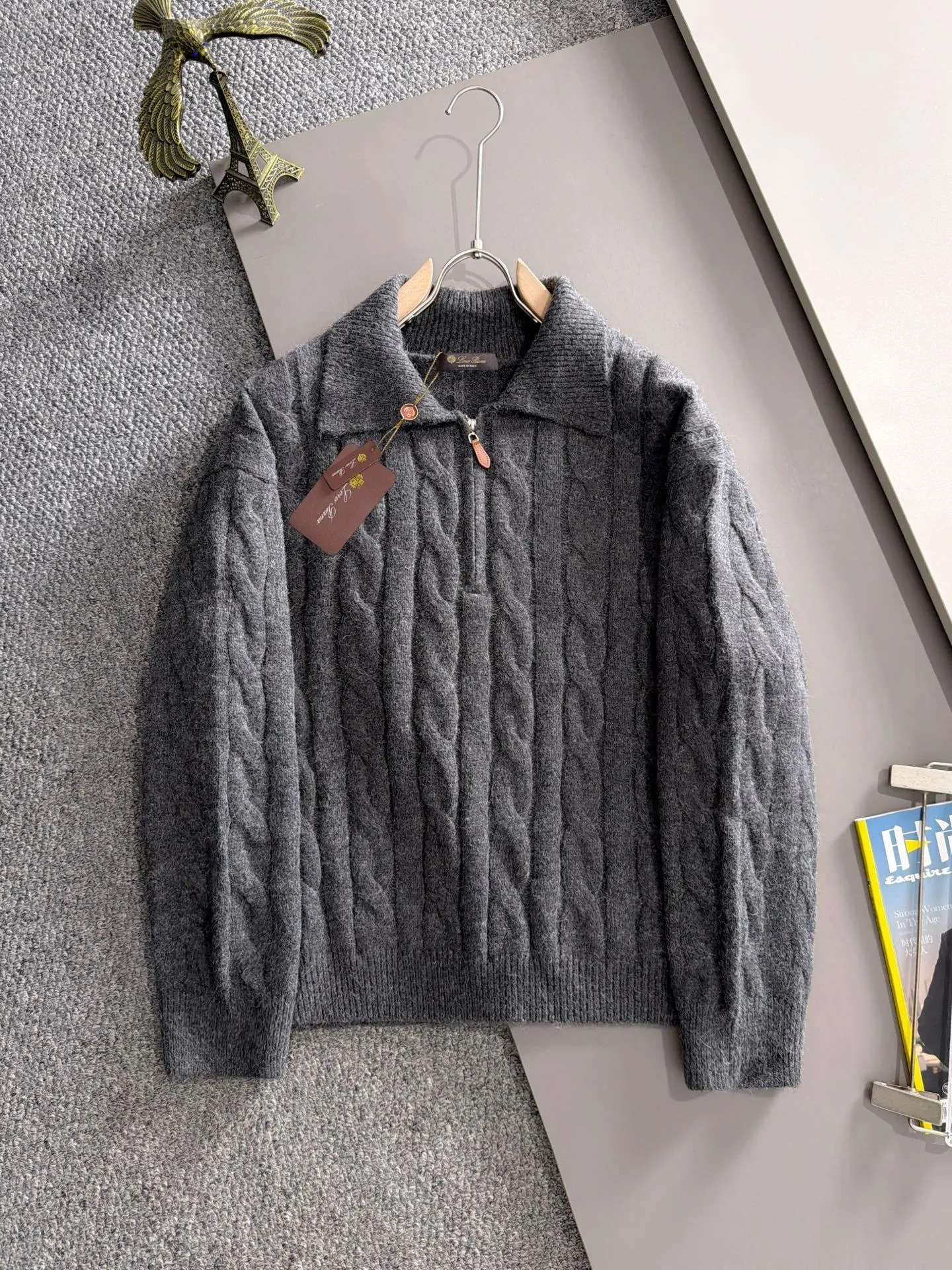 LP Loro Piana's latest sweaters from the official website for fall and winter 2026 are now on sale at the counter for Hot Sale! Specially made of wool blended fabric. It feels comfortable and can be directly in contact with the skin. The logo badge is exquisitely embroidered, which is extremely eye-catching! The details highlight the fashionable charm of big brands. Exquisite workmanship. Three-dimensional cutting style. The wearing effect is invincible and handsome! All three standards are complete! Sizes:M-3XL
